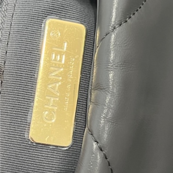 Chanel 19 small in light gray - Picture 6 of 10
